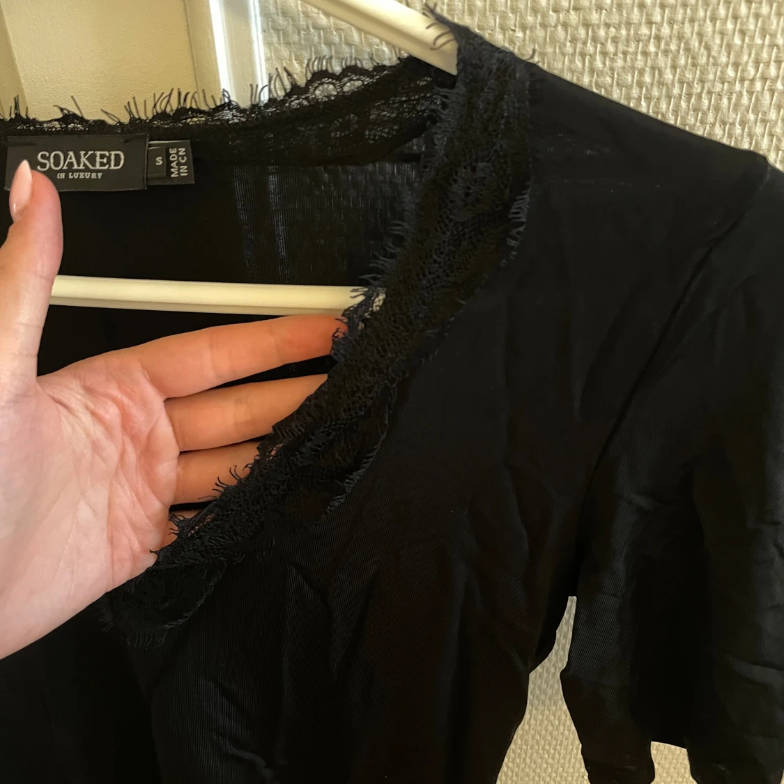 Topp med spetsdetalj - 90