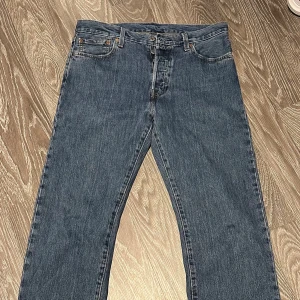 Levis 501 - Säljer nu mina jätte fina Levis 501:or. Dom är i nyskick. Min mormor sydde upp dom så dom är sydda till måttet 30 men går att ta ner till 32 igen. SNABBA KÖP!!