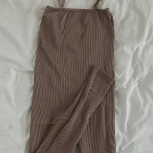 Bodysuit - Beige ribbad stretchig bodysuit från Fashion Nova! Passform- formar sig efter kroppen. 🤍 Pris ej inkl. frakt, kan även mötas upp i Stockholm! 