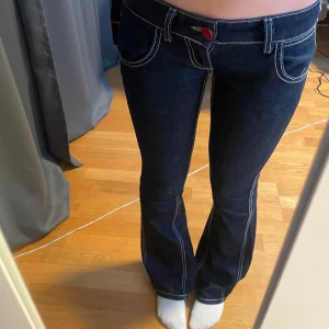 lågmidjade jeans - ett par extremt lågmidjade bootcut/flare jeans som är köpta här på plick men som inte kommer till så mycket användning längre. midjemått: ca 36cm tvärs över, innerbenslängd: ca 85cm. kontakta mig för frågor + innan köp. köparen står för frakt💕💕💕