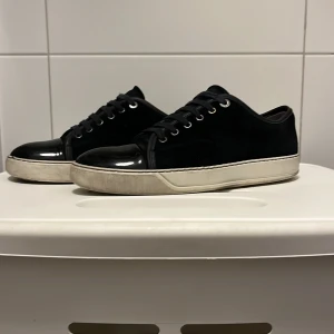 Lanvin - Säljer mina lanvin i storlek 40 men dom passa även 41 dom är andvända men jag har hållit dom i bra skick ändå färgern är Navy blå dom är köpta på care of Carl för 4000kr kartongen och skyd för skorna tillkommer. Pris kan diskuteras vid snabb affär 