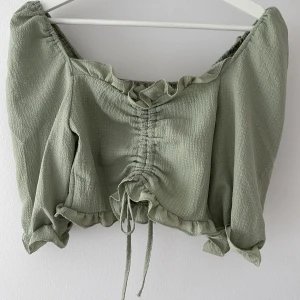 Sommar Top  - Ljusgrön top med puffärm, använd fåtal gånger! 