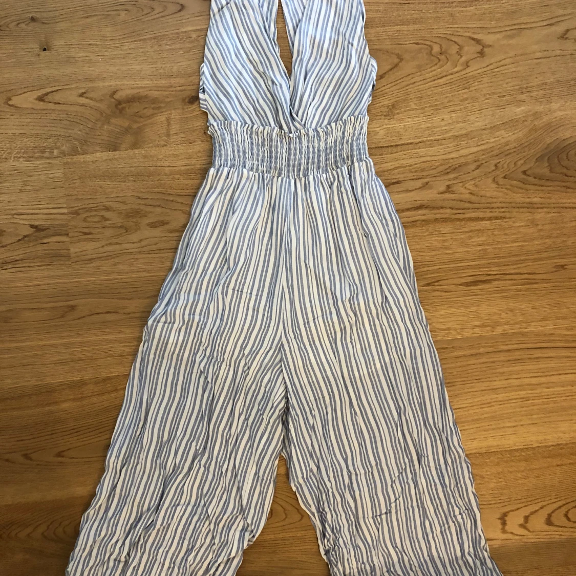 Randig byxdress i trekvartsmodell