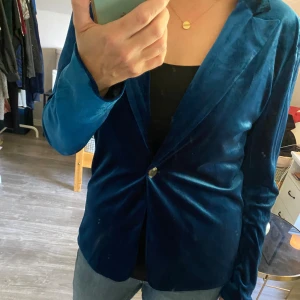 Kavaj / Blazer Vila  - Stl M i blå snygg färg, nyskick, använd 1 gång, från vila. 