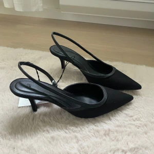 Svarta klackskor - Superfina kittenheels från H&M, helt oanvända då de tyvärr är lite för små för mig 💕helt slutsålda 