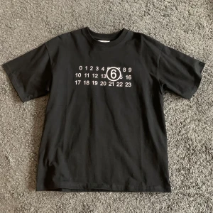 Maison Margiela t shirt  - Säljer min Maison Margiela t shirt som jag knappt använder längre, den passa inte mig som jag hade tänkt.