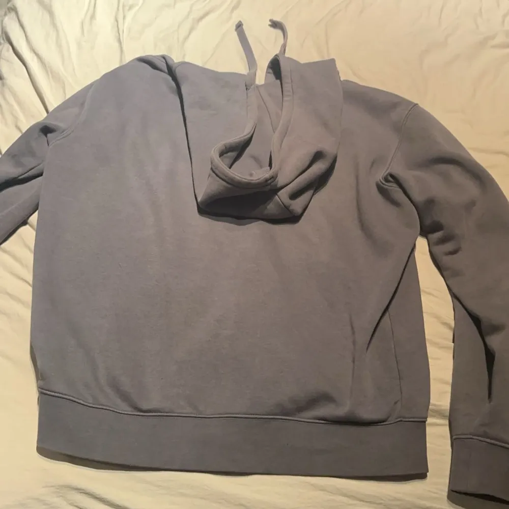 Säljer en stilren grå one of one hoodie. Neuletakit & Villapaidat.