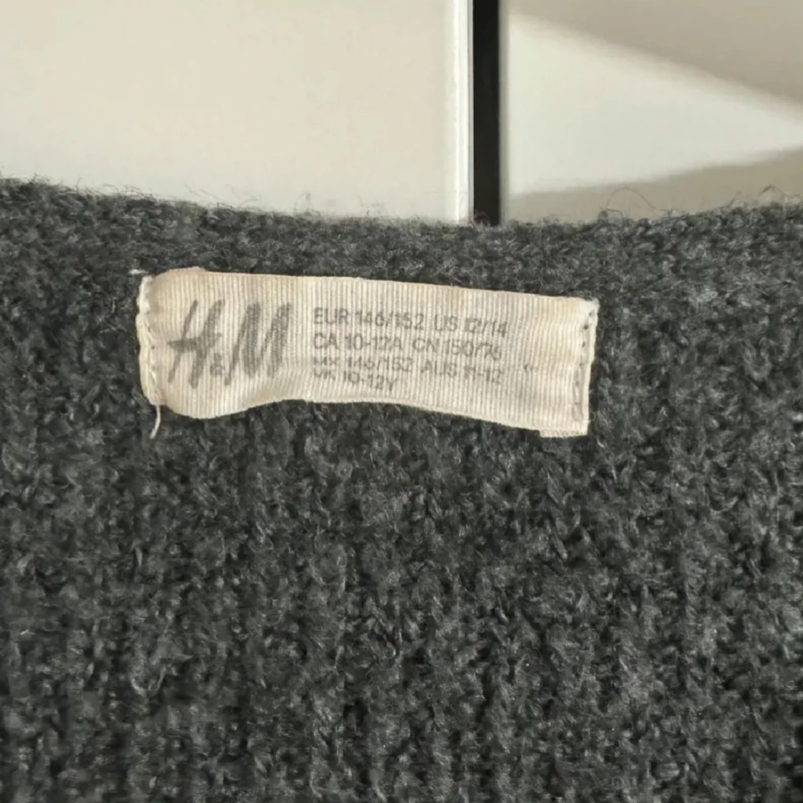 Mörkgrå stickad tröja från H&M - 1