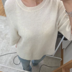 Vit stickad tröja - Stickad t-shirt från inwear i storlek L. Jag har xs på tröjor och den sitter lite oversize på mig (känns mer som en S) 