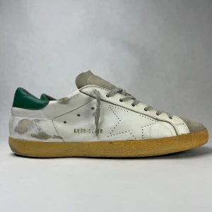 Golden Goose Superstar  - Varumärke: Golden Goose   Modell: Superstar   Storlek: 43  Skick: 7/10 Skorna är använd med synliga spår av slitage men fortfarande fullt användbara. Kan ha mindre defekter som visas i bilderna.  Nypris: 5800kr