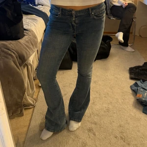 Blå low waist bootcut jeans - Snygga blå bootcut jeans med låg midja. Storlek 27/32, stretchiga och jättesköna och näst intill oanvända 