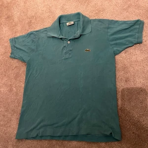 Lacoste tröja - En snygg piké tröja från Lacoste 🌟tröjan är i sådär sick men därför säljs i bra pris 🏆 