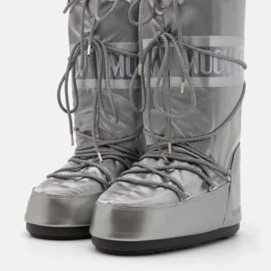Silver moon boots  - Säljer dessa superfina silvriga moon boots som jag köpt på plick!! Säljer pga att de ej kommit till användning 💕 Storlek 39-41. Nypris är 2395 kr, mitt pris är 1000 men går att diskutera!! 