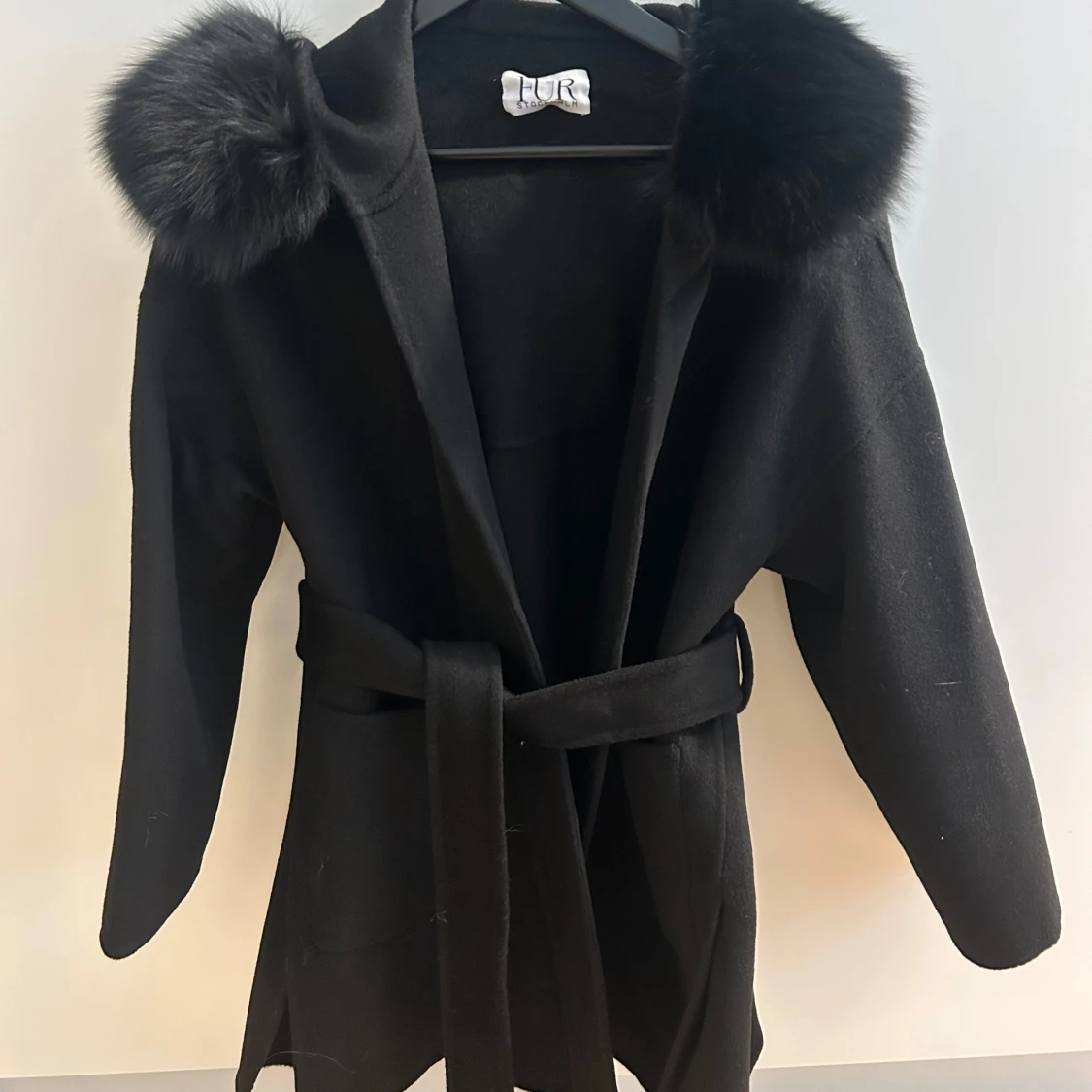 Svart kappa från fur in Stockholm 