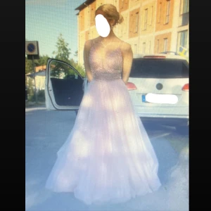 Rosa bal/aftonklänning - Säljer nu min balklänning. Den är i gott skick och har genomgåtts av sömmerska. Kjolen är uppbyggd av 4 lager tyg, 1 lager är rosa silkes liknande tyg, de andra 2 lagren är fisknätstyg med glitter och det sista lagret är utan glitter. Överdelen av klänningen är täckt i ett nät av vackra pärlor. Detta gör att klänningen skimrar vackert i solen som på bilderna. Jag är 170 cm lång och på bilden har jag även 5 cm klack. Hör av om du undrar något. Först till kvarn. Går att hämta upp eller fraktas.