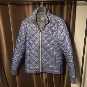 G-Star RAW jacka  - Snygg mörkblå jacka från G-Star RAW. Den är i storlek S | Skick 7/10🙌😍| Om du frågar mig så är det en riktigt skön och stilren jacka. Vid eventuella frågor kontakta oss gärna😉💯
