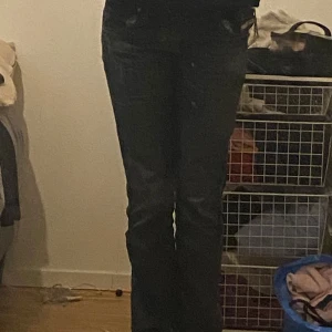 Mörkblå jeans med broderade detaljer - Snygga mörkblå jeans med broderade detaljer på bakfickorna från Wild girl. De har en klassisk femficksdesign och en knappgylf. Perfekta för en avslappnad stil. Dom är i jätte bra skick. Dom passar utmärkt på mig som är 1,70. Perfekt lågmidjade och ganska raka men rätt så bootcut. Köpta på Vinted. Kontakta mig vid önskan om flera bilder samt är jag öppen för att diskutera priset!