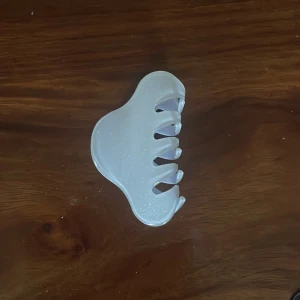 Ljusblå hårklämma - Snygg ljusblå hårklämma med glittrig yta. 