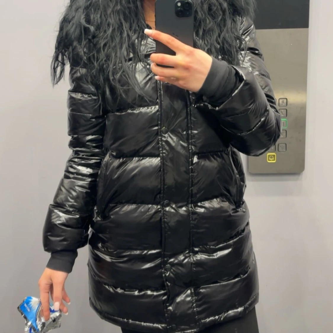 Svart dunjacka med pälsdetalj