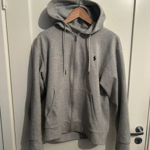 Grå Ralph Lauren zip  - Tjena! Säljer en fet grå Ralph lauren zip som är i nyskick och knappt använd. 