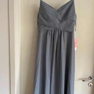 Dusty Blue balklänning/brudtärneklänning - Superfin balklänning/brudtärneklänning från JJ’s house i färgen Dusty Blue. Nypris: 986k kr. Helt oanvänd med lappen kvar, jag köpte den till balen i 9an men bestämde mig för en annan klänning och kunde inte lämna tillbaka den här. Den är storlek 40 men kolla på måtten om du är osäker på om den kommer passa. Skriv gärna om du vill ha fler bilder, info och prisförslag! 🤗