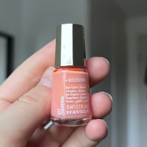 Nagellack i korall från Mavala - Säljer ett snyggt korallfärgat nagellack från Mavala. Perfekt för en fräsch och somrig look. Flaskan innehåller 5 ml och har en praktisk liten storlek som är lätt att ta med sig. Aldrig använd - oöppnad förpackning 🩷