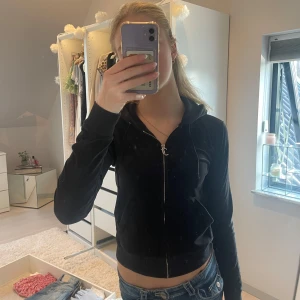 Svart hoodie från Juicy Couture - Säljer en svart hoodie från Juicy Couture i storlek XS. Den har dragkedja framtill och en mysig huva. Perfekt för en avslappnad stil. 🖤