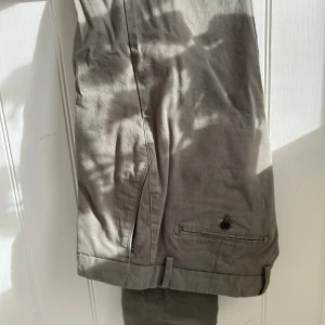 Oanvända John Henric chinos olivgröna - Helt oanvända John Henric chinos olivgröna. Bild nummer 1 speglar inte riktigt färgen (tror det beror på ljuset se därav bild nummer fyra. Säljer 8 par chinos och linnebyxor i samma storlek och olika färger så vänligen se min sida för fler färger, vid köp av flera par fixar jag en riktigt go deal! De är förhållandevis små i storleken. w36 är ungiefär 34 i vanliga storlekar.