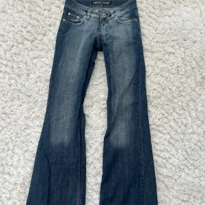 Blå bootcut jeans från ReActive - Så sjukt snygga tvättade blå bootcut jeans från ReActive, endast testade! midjemått:35cm och innerbenslängd:81cm🥰🥰köp!!