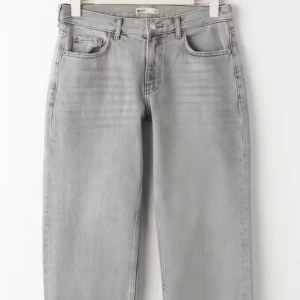 Ljusgråa jeans från Gina tricot - Snygga low waist raka ljusgråa jeans från gina tricot, säljer pga att de är för små för mig, de har lite defekter/fläckar som inte vill gå bort men annars i jätte bra skick 🫶🏻