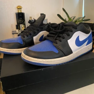Nike Jordan 1 vit/blå EU 42,5 - Jordan 1 low skor från 2022. Kvitto finns. Org pris 1300 från Nike hemsida. Använda men fortfarande i väldigt bra skick.