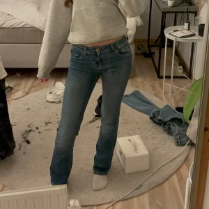 Blå jeans med bootcut - Snygga blå jeans med bootcut-stil och klassisk femficksdesign. De har en lågmidjad/mid passform och är perfekta för en avslappnad look. Jeansen är tillverkade i ett slitstarkt denimtyg. Stretchiga i materialet. 