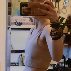 ftm binder från Spectrum! - Säljer denna ftm bindern då jag haft mitt top surgery! Köpt ca ett år sedan från Spectrum, men har inte använt så mycket. Bindar bra och sitter enligt mig förhållandevis bekvämt. Den är XS, men kolla in spectrums size guide innan du köper!!! För referens har jag vanligtvis strl s-xs och har ca a75/b70 kupa. Använt men mycket gott skick:) lyckades inte få en bra bild, men det är svaga grå märken på den vita insidan då jag tvättade den tsm med en svart binder... syns inte utanpå tho. 