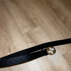 Gucci bälte - Svart bälte från gucci strl 95