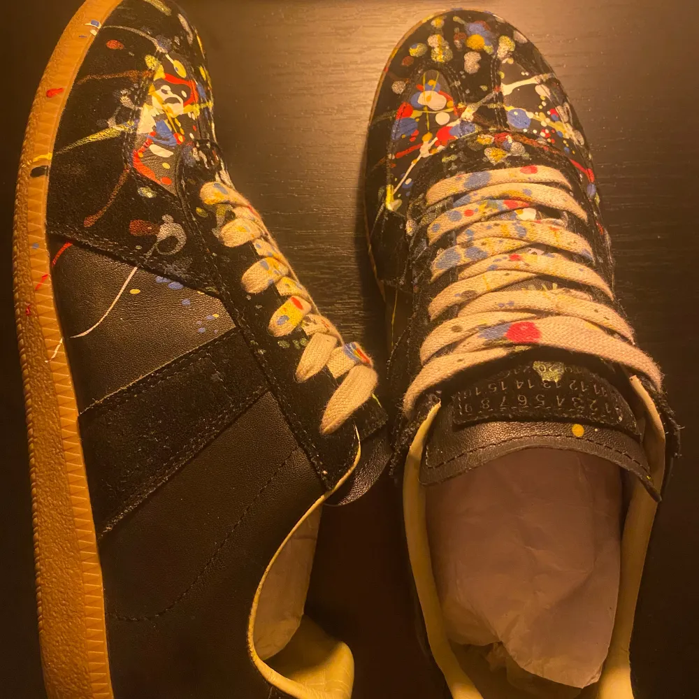 Säljer nu dessa as feta maison margiela skorna (PRIS KAN SÄNKAS VID SNABB AFFÄR)skick 9/10 de är använda 1 gång och är perfekta nu när de börjar bli varmt ute,skriv till mig för fler frågor och bilder!! . Kengät.