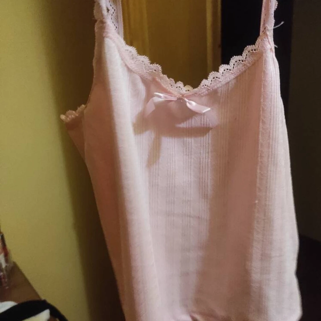 Rosa ribbad linnetopp med spetsdetaljer