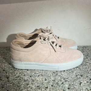 Axel Arigato sneakers 42  - Ett par oanvända Axel Arigato sneakers. Storleken är 42 och kontakta mig gärna om du är intresserad!😁🤝