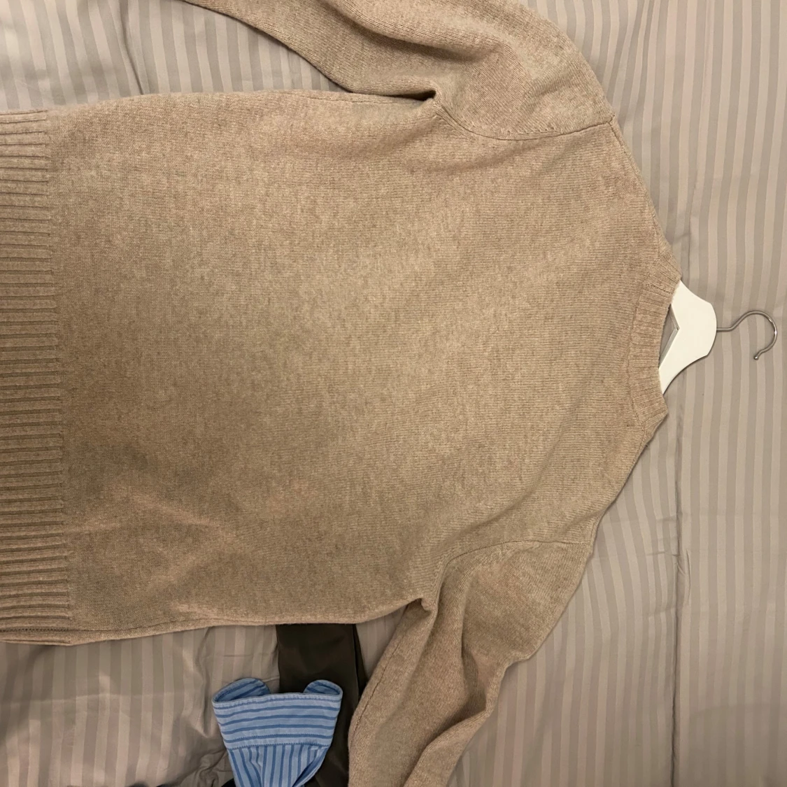 Beige stickad tröja från A Day's March - 2