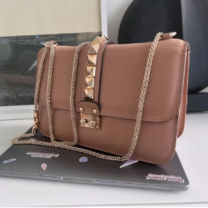 Valentino väska  - Säljer min valentino glam lock väska i en gammelrosa färg! Den är i den stora modellen och är sparsamt använden. Lägger ut igen pga oseriösa köpare. Pris går att diskutera vid snabb affär❤️