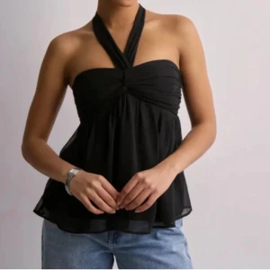 Svart topp med knytband från Nelly  - Super snygg 