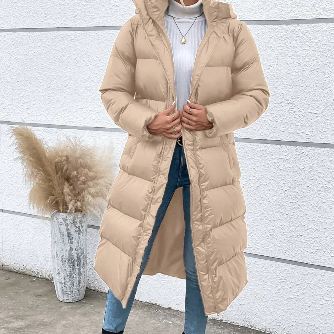 Beige lång dunjacka med huva