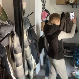 Svart quiltad väst med huva - Säljer en svart quiltad väst med huva. Perfekt för kyligare dagar och har en praktisk dragkedja framtill. Västen är stilren och lätt att matcha med olika outfits. Från Zara, säljs inte längre.