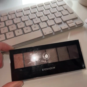 Ögonskuggspalett med sex nyanser - Snygg ögonskuggspalett med sex olika nyanser i jordnära toner. 