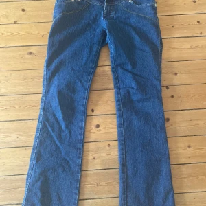 Blå jeans med bootcut - Supersnygga blåa bootcut med skit snygga fickor! Passar mig perfekt som är 170!😍