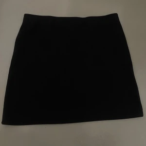 SVART MINIKJOL - Svart bomullskjol från H&M storlek M. 