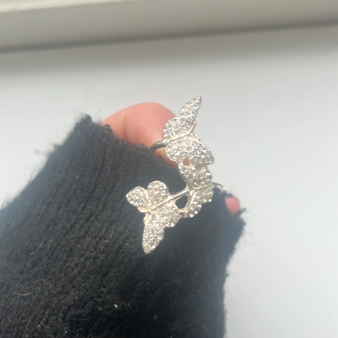 Silverfärgad ring med glittriga detaljer