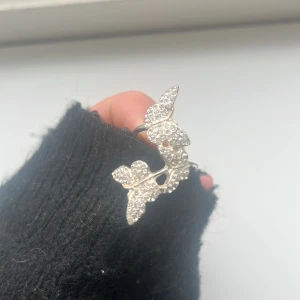 Silverfärgad ring med glittriga detaljer - En silvrig ring,använder inte silver längre har kanska använt 5 gånger tidigare 