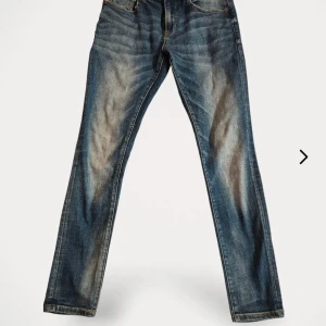 Blå jeans från Scotch & Soda slim fit - Snygga blå jeans med en lätt tvättad look från Scotch & Soda i slimfit modell med raka ben. Klassisk femficksdesign och gul knappdetalj. Sparsamt använda och väl omhändertagna, mycket fint skick.      Material: 94% bomull 5% polyester 1%Elastan