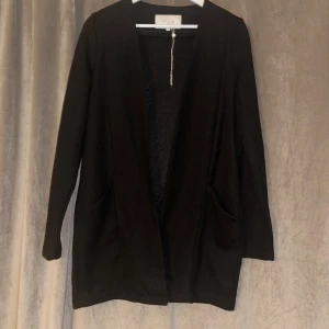 Svart kavaj från Vila - Snygg svart kavaj från Vila i storlek S. Den har en stilren design med långa ärmar och praktiska fickor framtill. Perfekt för en chic och elegant look. 🖤