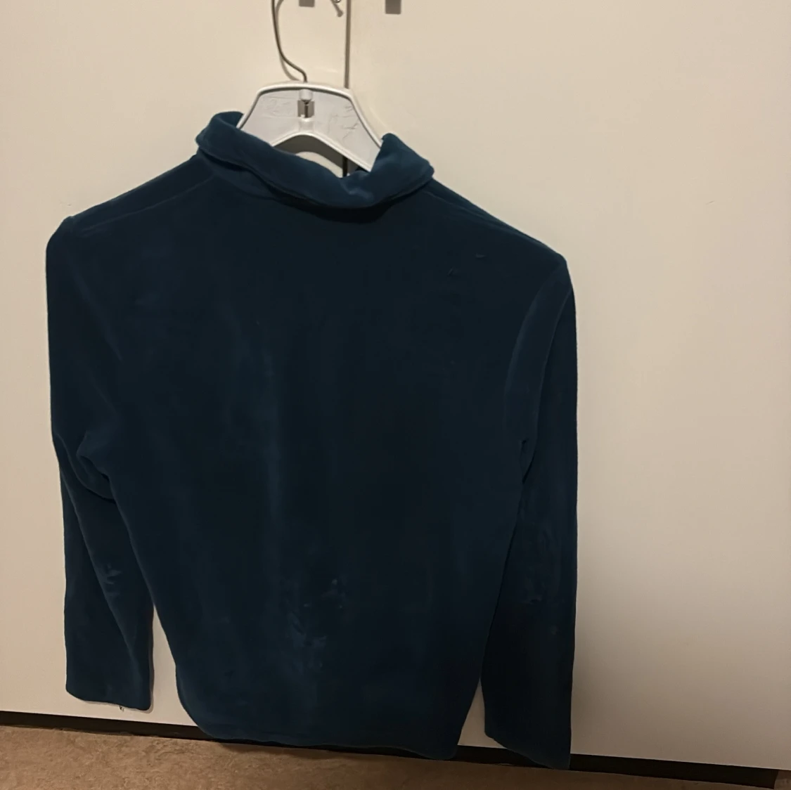 Mörkblå fleecejacka med dragkedja - 1